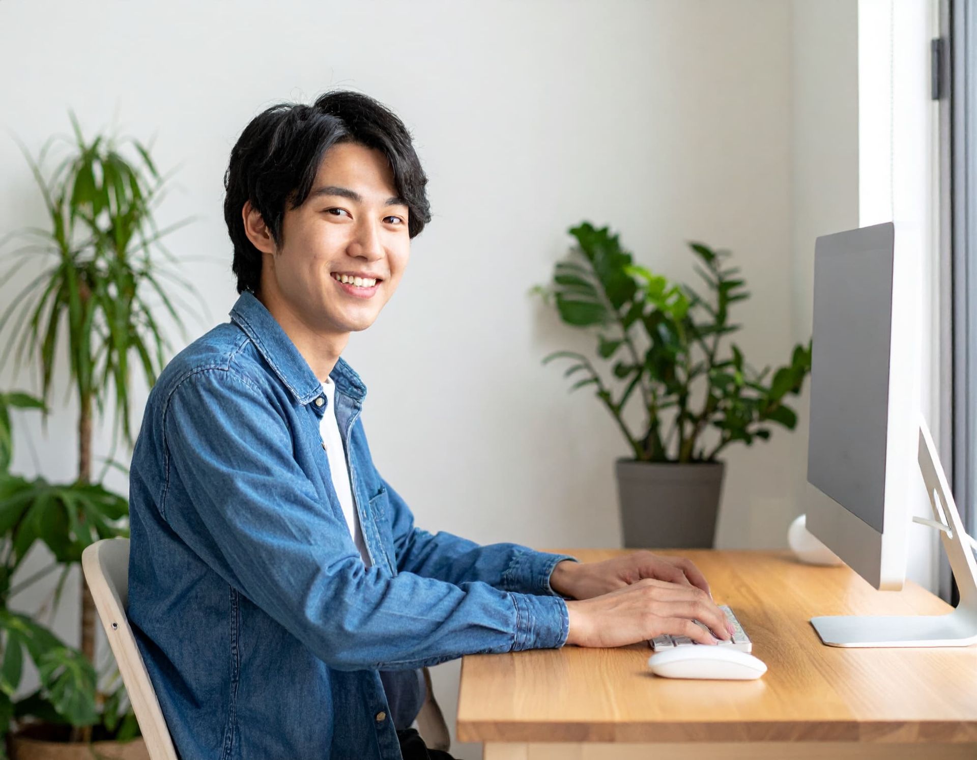 笑顔でPC作業するエンジニア